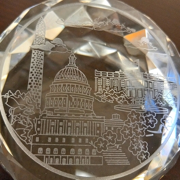 Washington Monument, The Capitol, and The White House Etched onto a Crysyal. - Picture 3 of 8